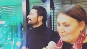 Halil Ibrahim Kurum Instagram - 25 şubat 2018 yazdım seni şuraya ;
Dün gece 17 yılda 2. Kez beni dinlemeye gelen Annem #zehrasabah “ sadece oğlu olmanın gururunu değil böyle bir sanatkarın parçası olmak Şeref’ini yaşattı hayat boyu bana... Allah herkesin Anasını bağışlasın yeteri kadar “