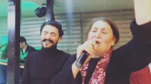 Halil Ibrahim Kurum Instagram - 25 şubat 2018 yazdım seni şuraya ;
Dün gece 17 yılda 2. Kez beni dinlemeye gelen Annem #zehrasabah “ sadece oğlu olmanın gururunu değil böyle bir sanatkarın parçası olmak Şeref’ini yaşattı hayat boyu bana... Allah herkesin Anasını bağışlasın yeteri kadar “