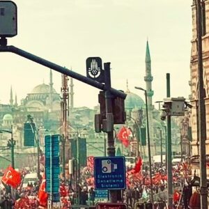 Haluk Piyes Instagram - Binlerce senedir bir mozaikten oluşan bu toplumun omurgasını ırkçı batılı çıkar çatışması için kültürel emperyalizmin maşaları olmuş içerde ve dışarda ki ağızı güzel laf yapan hainlerin alet ettiği milli vatani ve dini duygularımızı bir birine asla kırdırtmayız. Gündemimizden olduğu gibi vicdanlarımızdan da düşürülmek istenilen dünyanın heryerinden gelip çanakkale diyen siperden çıkamadan kendi cenaze namazlarını kılan veya gayri müslim olan komutan asker tabib şehit gazi kimseyide küçük düşürtmeyiz ve bu vatan için kan vermiş onca diyarlardan gelen malını ve hayatını veren her müslüman kardeşimizinde torunlarının da ilelebet yanında oluruz.  Ben bu kodların zaten çoktan özmüze işlenildiğinden eminim arada nefis olmasa imtihan kolay olurdu…sevgiyle kalın! 
👊🏻♥️😎