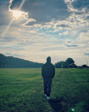 Haluk Piyes Instagram - Beri gel, daha beri, daha beri.
Bu yol vuruculuk nereye dek böyle?
Bu hır gür, bu savaş nereye dek?
Sen bensin işte, ben senim işte. - Hz Pir - 

#Love #Peace #Now