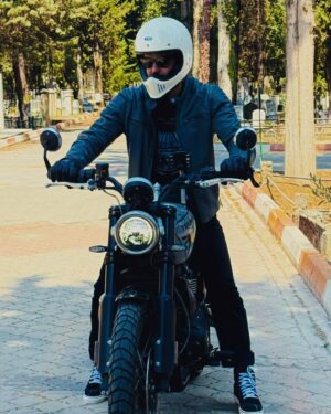 Haluk Piyes Instagram - Hepimiz özelinde yakın çevresinde dürüstlüğünden uğradığı haksızlığı ve hainliği bilir ve bunların uluslar arası arenalarda boy gösteren tüm siyasi medya ve sporla beşik gibi bizleri sallayıp uyutmaya çalışan hain çete meclislerininde farkındayız…ancak bu dünyanın size alkış tutan üstü varsa bir o kadarda sizi bekleyen yerin altı var dostum…👊🏻😎
Bir gün hepimiz o kır atlara binip gideceğiz... Gurur ve haysiyetle gitmiş tüm geçmişlerimize, şehit ve gazilerimize Selam olsun!!!! 

“Gevşemeyin, mahzun olmayın. Eğer uygulayan inanalar iseniz, en üstün olan sizlersiniz.” 

♥️🤲🏻
#Love & #Peace
#StopKillingKids

Dip not: Soranlara…bilin ki aylarca bloklandım ve bidaha bloklarlarsa siz devam edin. Sakın Susmayın! 😘🤍

To all my foreign sistas and bros. Hit the translate button…We stand with you❣️❣️❣️