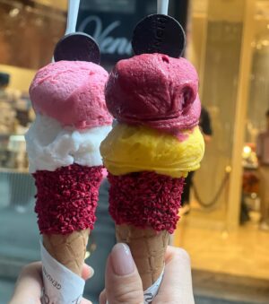 Ham Eun-jeong Instagram - 스케줄 마치고 공항 가기전, 잠깐이어도
아이스크림 먹는걸로도 충분한 자유였음🍦