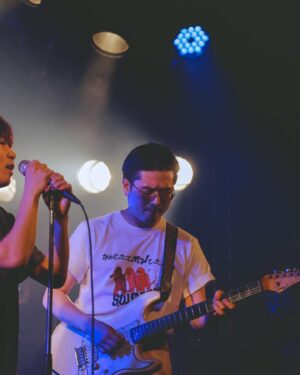 Hama Okamoto Instagram - 💡

OKAMOTO'Sが久しぶりに大きい音でライブをやりました。
1日目のタイトルは「なんてったってポン！」
2日目のタイトルは「ポン！てったってなん」

なんの捻りも加えずにただストレートにセットリストをこなすのでもよかったのですが、なんだか座りが悪かったので1日目は「本編は３曲、アンコール２時間弱」という構成でお届けし、2日目はそれをそっくりひっくり返してやりました。
自分が何をやってるんだか、もうわからなくなりました。
気がつけば僕はギターを握り、また気がつけばマイクを握り、完全に自分を見失った頃にはライブが終わっていたのであれは夢だったのかもしれません。

ただ言える事は、両日とも集まってくれた皆さまの歓声！理解度！合いの手！顔面！どれをとっても素晴らしく、本当にお陰様で大成功でした。
あればっかりは夢でないと思いたいです。

またこんな機会があったらいいなと思いながら駆け抜けた２日間でした。
本当にみんなありがとう！

Photo by @lily0141