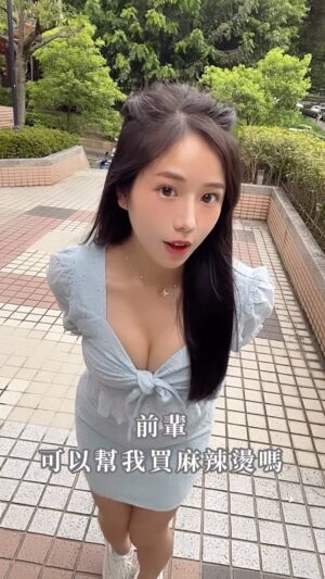 Hami Chiang Instagram - 燙！燙！呼嚕！呼嚕🎵
最近走到哪，朋友都在哼這首歌
有人跟我一樣一直被洗腦嗎🤣

小時候的傳統零食，竟然會因為一首歌風靡全球😆

聲音能帶著人們，進到不同時空
今天的 #ASMR #沈浸式體驗，就來親手做燙燙、糖葫蘆吧🍬

第一次做 外觀差強人意🤣但脆度滿分，聲音超療癒欸！！
別看影片好像很輕鬆，其實糖漿煮失敗兩次，重煮了三次，再加上吃播的時間！我總共拍了三個小時！！
還好麥克風主打48小時高續航力，
讓我不擔心拍攝中收音突然出問題！

這次吃播收音🔊一樣是 feat好夥伴 #TOKDANCE 
第二代複合式智能麥克風，除了沿用前款智能聲學、最強降噪、零秒延遲外，更增加了四段收音模式，去達到不同的收音效果！
我自己是使用原聲模式收音，把糖葫蘆每個喀斯、吧唧吧唧、窸窸窣窣脆的聲音，收錄的超清晰！
其他針對戶外、降噪及唱歌來使用，非常方便！

https://lihi3.com/xMElK

#重磅回歸 #有感聲級 #收音 #麥克風#糖葫蘆 #學長 #復古#點心#前輩  #설탕에 #candiedhaws #台北美食 #台灣美食 #japan #砂糖漬 #吃播