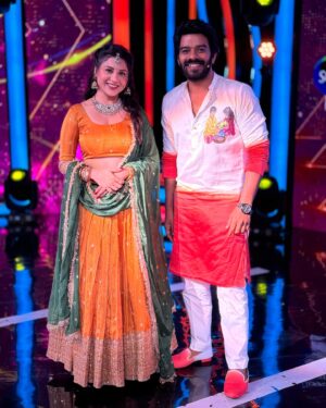 Hamida Khatoon Instagram - It is always feels great to work with @sudheeranandbayana garu

Designer:- @sia_by_ss 

Make up:- @mounika.bethi.1 

Jewellery:- @navkar_boutique 

#hamida #hamidakhatoon #shoot #etv #sudheer #instagram #show