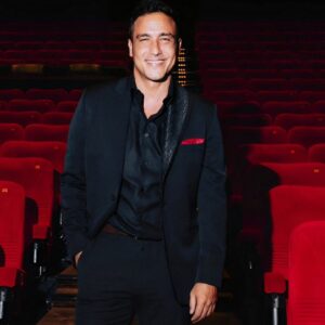 Hamish Daud Instagram - I'm her biggest fan! 

This heartening documentary gives you guys a taste of what goes into my wife's musical craft. Shout out to her team & everyone involved. U guys rock! Proud of u bub. 

Harta Tahta - out in Cinemas June 6th.
#HartaTahtaRaisa

Wearing - @dior