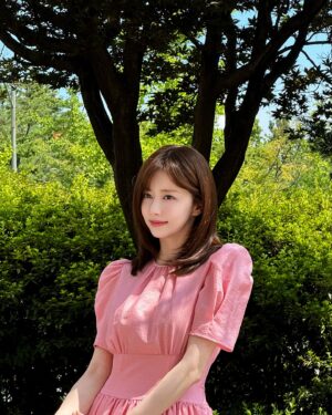 Han Bo-reum Instagram - 더워도 날이 좋아서 🍃