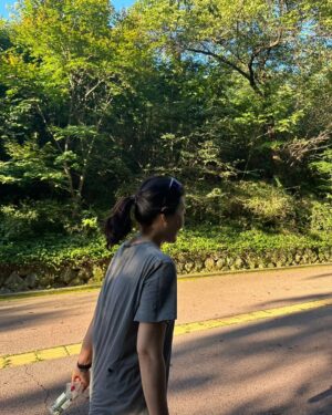 Han Hye-yeon Instagram - 𝕋ℍ𝔼 ℂ𝕌𝕋𝔼𝕊𝕋 ℝ𝕌ℕℕ𝕀ℕ𝔾 𝕄𝔸𝕋𝔼 🐶🐶
있잖아 너 분명히 걷는다고 했잖아 어뜩할래 ~~;;;
집에 가까? ㅋㅋㅋㅋㅋㅋㅋ stop & go 를 백번하다 결국 안고 
남산행 7km 오운완🏃‍♀️ 그래두 고마웠어 모래 주머니 효과😅

#인생뭐있어 #타협하지않는삶 #모닝루틴 #오운완