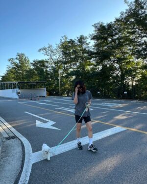 Han Hye-yeon Instagram - 𝕋ℍ𝔼 ℂ𝕌𝕋𝔼𝕊𝕋 ℝ𝕌ℕℕ𝕀ℕ𝔾 𝕄𝔸𝕋𝔼 🐶🐶
있잖아 너 분명히 걷는다고 했잖아 어뜩할래 ~~;;;
집에 가까? ㅋㅋㅋㅋㅋㅋㅋ stop & go 를 백번하다 결국 안고 
남산행 7km 오운완🏃‍♀️ 그래두 고마웠어 모래 주머니 효과😅

#인생뭐있어 #타협하지않는삶 #모닝루틴 #오운완
