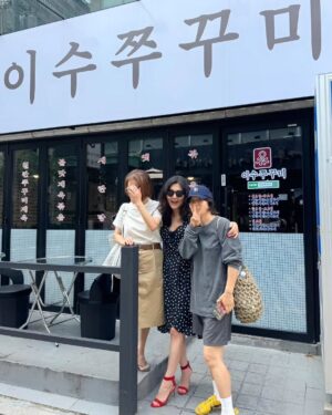 Han Hye-yeon Instagram - 𝙃𝘼𝙋𝙋𝙔 𝙏𝙊𝙂𝙀𝙏𝙃𝙀𝙍

우릴 하나로 묶어준 이수쭈꾸미!!!🔥🔥🔥
주말외식에 어울리는 복고풍 드레스업은 해줘야 맛!!!
이열치열이라했든가~세트메뉴에서 볶음밥까지 촵촵🥄🥢
우리 윤미 자주 나오니깐 조쿠나😘 
존경하는 큰 언니 한 턱으로 🍨까지 토욜 오후의 여유로움이란🫶

#인생뭐있어 #슈스스맛집 #이수쭈꾸미 #쭈꾸미드레스업
#ootd #의상정보는태그에서🙏