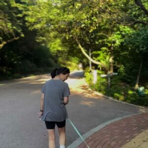 Han Hye-yeon Instagram - 𝕋ℍ𝔼 ℂ𝕌𝕋𝔼𝕊𝕋 ℝ𝕌ℕℕ𝕀ℕ𝔾 𝕄𝔸𝕋𝔼 🐶🐶
있잖아 너 분명히 걷는다고 했잖아 어뜩할래 ~~;;;
집에 가까? ㅋㅋㅋㅋㅋㅋㅋ stop & go 를 백번하다 결국 안고 
남산행 7km 오운완🏃‍♀️ 그래두 고마웠어 모래 주머니 효과😅

#인생뭐있어 #타협하지않는삶 #모닝루틴 #오운완