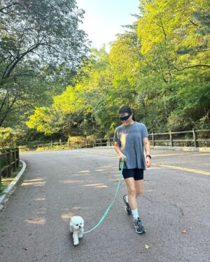 Han Hye-yeon Instagram - 𝕋ℍ𝔼 ℂ𝕌𝕋𝔼𝕊𝕋 ℝ𝕌ℕℕ𝕀ℕ𝔾 𝕄𝔸𝕋𝔼 🐶🐶
있잖아 너 분명히 걷는다고 했잖아 어뜩할래 ~~;;;
집에 가까? ㅋㅋㅋㅋㅋㅋㅋ stop & go 를 백번하다 결국 안고 
남산행 7km 오운완🏃‍♀️ 그래두 고마웠어 모래 주머니 효과😅

#인생뭐있어 #타협하지않는삶 #모닝루틴 #오운완