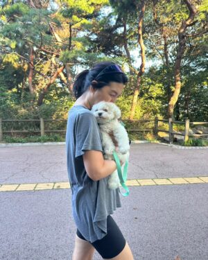Han Hye-yeon Instagram - 𝕋ℍ𝔼 ℂ𝕌𝕋𝔼𝕊𝕋 ℝ𝕌ℕℕ𝕀ℕ𝔾 𝕄𝔸𝕋𝔼 🐶🐶
있잖아 너 분명히 걷는다고 했잖아 어뜩할래 ~~;;;
집에 가까? ㅋㅋㅋㅋㅋㅋㅋ stop & go 를 백번하다 결국 안고 
남산행 7km 오운완🏃‍♀️ 그래두 고마웠어 모래 주머니 효과😅

#인생뭐있어 #타협하지않는삶 #모닝루틴 #오운완