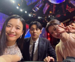 Han Hyo-joo Instagram - 무빙 대상 감사합니다!! 🌟❤️ 
우리 봉석이 희수 축하해!
뽀블리 보영이도 축하해! ❣️