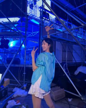 Han Ji-hyun Instagram - 안녕하세요 한지현입니다💙
제가 찍었던 드라마의 한장면을 직접 눈앞에서 보니 실감이 안났는데요 이렇게 아카라카 축제에 참여할수있어 너무 영광이고 명예의 응원단이된것은 저에겐 정말 특별하고 아름다운순간으로 잊지 못할것같습니다 여러분들과 함께해서 즐거웠습니다 감사합니다🩵