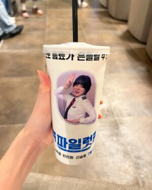 Han Seon-hwa Instagram - 날이 매우 더웠는데도 불구하고 
저희 영화 <파일럿>과 함께 해주신
 부산,대구 관객 여러분 진심으로 감사했습니다 🙇‍♀️🙏✈️🩵 
#또보고싶어요💕 #파일럿많이응원해주세요✨