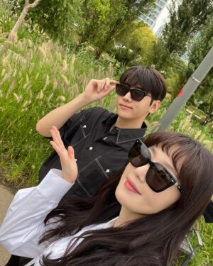 Han Seon-hwa Instagram - 안녕~은하👧👋👏💛