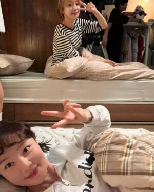 Han Seon-hwa Instagram - 안녕~은하👧👋👏💛