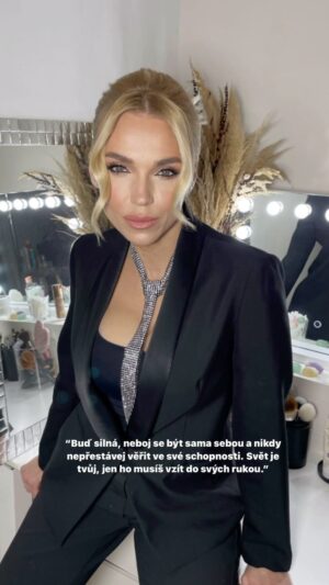 Hana Mašlíková Instagram - ✨✨✨“Buď silná, neboj se být sama sebou a nikdy nepřestávej věřit ve své schopnosti. Svět je tvůj, jen ho musíš vzít do svých rukou.”✨✨✨
@omgbeauty.bydana