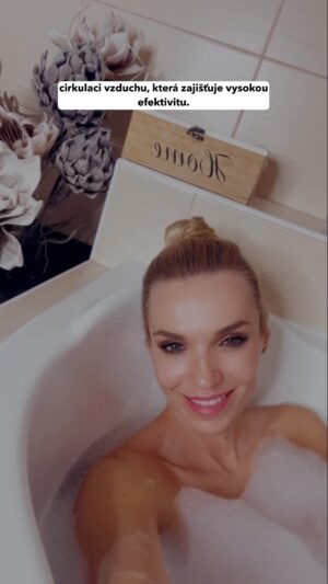 Hana Mašlíková Instagram - Nadměrná vlhkost vzduchu v bytě nebo domě představuje zdravotní rizika, jelikož vytváří ideální podmínky pro vznik plísní a množení roztočů.🦠Vlhkost souvisí s běžnými činnostmi v domácnosti, jako je vaření, žehlení, zalévání květin nebo sprchování.🛁Řešením je pravidelné větrání i v zimních měsících a u nás doma se neobejdeme bez pohlcovače vlhkosti Aero 360. V průběhu své činnosti přístroj AERO 360° nespotřebovává žádnou elektrickou energii a nevydává žádný zvuk. Jeho použití je bezpečné a snadné.😉
@ceresit.stopvlhkosti

#ceresit #stopvlhkosti #zdravydomov