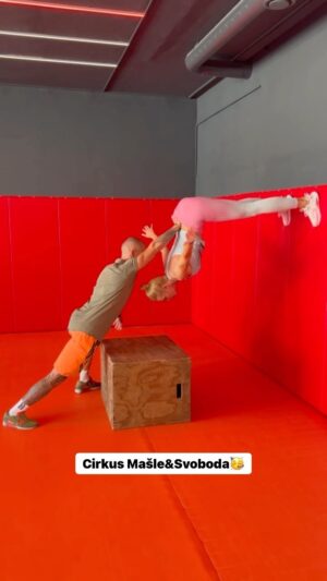 Hana Mašlíková Instagram - Cirkus Mašle&Svoboda mají pro vás další číslo.🥳😃
@svoboda_martin_spartangym 
@xfitnessbyspartangympraha

#maslechallenge 
#challenge #couplechallenge #fitnesschallenge #gymchallenge
