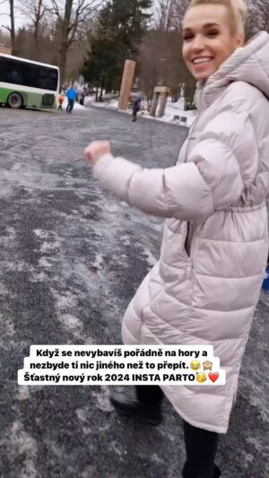 Hana Mašlíková Instagram - Když se nevybavíš pořádně na hory a nezbyde ti nic jiného než to přepít.😂🙈
Šťastný nový rok 2024 INSTA PARTO🥳❤️