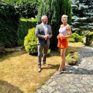 Hana Mašlíková Instagram - Potkali jsme se před rokem a půl ve fitku a já věřím, že některá setkání a seznámení jsou osudová.🙌🏼Celých osm let ležel můj sen o realitách hluboko ve mně a právě @karel_hubacek ho znovu začal probouzet. Viděl ve mně potenciál, povzbuzoval mě a dodával mi odvahu, abych se do toho pustila. Díky jeho neúnavné podpoře jsem svůj další sen zrealizovala a jsem mu za to nesmírně vděčná. 🙏🏼Věřil ve mě a nenechal mě ani na chvíli o sobě zapochybovat, i když mě většina lidí odrazovala. Učí mě, předává mi 20 leté zkušenosti a celkově mi pomáhá v těžkých začátcích. Mým velkým přáním je, aby na mě byl jednou pyšný a já dělala jeho týmu v realitním světě jen dobré jméno. Děkuju za všechno šéfe.😉
@teamkhubacek