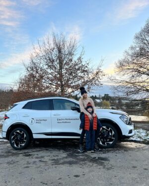 Hana Mašlíková Instagram - Nevím, jak to máte vy, ale pro mě je od mých 21 let auto můj druhý domov. Ročně najedu pracovně, ale i osobně, tisíce kilometrů, trávím v autě několik hodin denně. Proto je pro mě důležité, abych se kromě bezpečnosti, cítila v autě i komfortně a vlastně se do toho auta i těšila a jízdu si  užívala.

Musím se přiznat, že Kia Sportage má očekávání mnohonásobně předčila!

Kromě super vyhřívání a větrání sedaček, které můj rozmazlený zadek vyžaduje, mám poprvé v životě ve výbavě i vyhřívaný volant, který se v zimě denně hodí.🙏🏼Ale ještě větším zážitkem pro mě je měnící se displej podle počasí nebo denní doby (východ nebo západ slunce, déšť nebo sníh).

A plugin hybrid motor je třešničkou na dortu. Tiché a zároveň ekologické auto je skvělá kombinace.🤪
@kiaczech #spoluprace #kia #kiaczech #sportage #leaderelektromobility