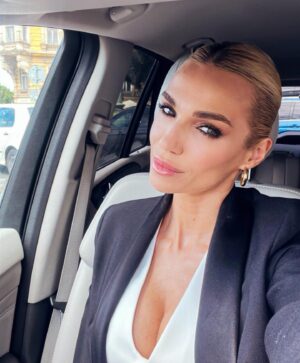 Hana Mašlíková Instagram - Hailey Bieber za 20 let.😂Děkuju @missdanadd za další fantastickou proměnu.🙏🏼