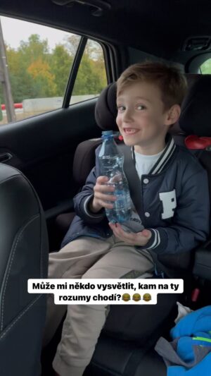Hana Mašlíková Instagram - Mami, když se po tobě napiju, tak mi nebudou operovat prsa jako tobe?!😂🤦🏼‍♀️Já málem odpadla.😂