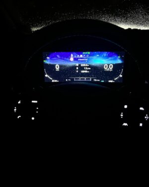 Hana Mašlíková Instagram - Nevím, jak to máte vy, ale pro mě je od mých 21 let auto můj druhý domov. Ročně najedu pracovně, ale i osobně, tisíce kilometrů, trávím v autě několik hodin denně. Proto je pro mě důležité, abych se kromě bezpečnosti, cítila v autě i komfortně a vlastně se do toho auta i těšila a jízdu si  užívala.

Musím se přiznat, že Kia Sportage má očekávání mnohonásobně předčila!

Kromě super vyhřívání a větrání sedaček, které můj rozmazlený zadek vyžaduje, mám poprvé v životě ve výbavě i vyhřívaný volant, který se v zimě denně hodí.🙏🏼Ale ještě větším zážitkem pro mě je měnící se displej podle počasí nebo denní doby (východ nebo západ slunce, déšť nebo sníh).

A plugin hybrid motor je třešničkou na dortu. Tiché a zároveň ekologické auto je skvělá kombinace.🤪
@kiaczech #spoluprace #kia #kiaczech #sportage #leaderelektromobility