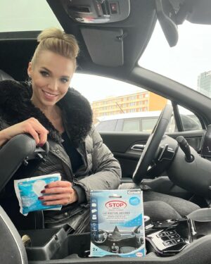 Hana Mašlíková Instagram - Vlhkost v bytě či domě je nepříjemná a vy s ní nyní můžete bojovat i v menších uzavřených prostorech jako jsou skříně, botníky, zásuvky, ale i interiéry nebo kufry automobilů, a to pomocí speciálních absorpčních sáčků Ceresit 2v1 @ceresit.stopvlhkosti 
Tyto sáčky zároveň slouží k celkovému osvěžení prostoru.🌸
Nevhodná vlhkost neničí jen naše bydlení a vybavení, ničí hlavně i naše zdraví 🙏

#spoluprace #ceresit #stopvlhkosti #zdravydomov