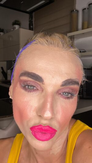 Hana Mašlíková Instagram - A teď mi někdo vysvětlete, proč na konci videa nevypadám jako ona?! Proč??? Vždyť jsem dělala vše stejně jako ona.😭😭😭😤🤣🤣
Credit: @meredithduxbury