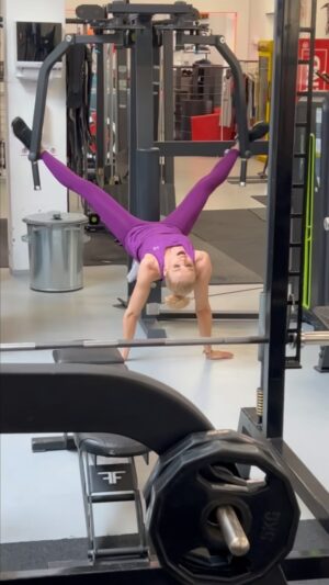 Hana Mašlíková Instagram - Trenér @svoboda_martin_spartangym se šel napít, takže jsem měla chvíli na kreativitu, což vždycky skončí průserem.😂Šel se však napít i s mobilem, takže to mám zdokumentované.🫣Víte, ale jak mě z toho bolel zadek?! A jak se Marťas za mě styděl?!😂😂😂
#gym #gymmotivation #gymlifestyle #gymlover #gymworkout #gymworkouts #gymworkoutvideos #funny #funnyvideos #funnymeme #funnyvideo
