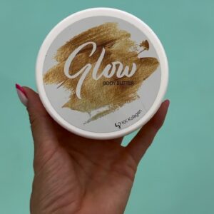 Hana Mašlíková Instagram - Když se s ním jednou namažete, tak už se bez něj nikdy opalovat nebudete.🤪Píšu o KK GLOW tělovém máslu od @kk_kolagen s bio oleji, které dodá vaší pokožce nádherné, dlouhotrvající a velmi intenzivní opálení. A ta jeho vůně vás naprosto dostane, stejně jako všechny mé kolegyně, které ho tady v Toskánsku zkusily.😎Díky němu dosáhnete krásné zlatavé pokožky.☀️
Vysoký obsah vitamínů A, E, F a antioxidačních látek pokožku hydratuje, navrací její pružkost a redukuje vrásky. Je vhodné i pro lidi trpící ekzémem a problematickou pletí. Buď můžete zakoupit máslo bez UV faktoru, kdy je možné nanést vlastní faktor a na něj poté samotné máslo. Nebo prodávají i másla s faktorem 10, 20 a 30. Označení je jedna hvězdička na obalu, znamená 10 faktor, dvě hvězdičky 20 faktor nebo 3 hvězdičky 30. Každopádně KK Kolagen má i své oleje s ochrannými faktory, ty jsou taky boží.
❗️❗️❗️No a aby to krásné opálení bolelo vaší peněženku co nejméně, mám pro vás 30% SLEVU, která platí na jakékoli produkty na webu www.kkkolagen.cz 😉
Slevový kód: masle30
#holiday #holidays #italy #toscana🇮🇹 #sun #pool