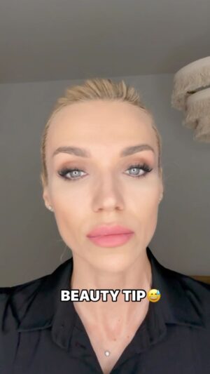 Hana Mašlíková Instagram - Tento skvělý tip na povislá víčka vám ušetří tisíce korun.😈A estetičtí lékaři a plastičtí chirurgové nebudou mít co žrát.😂😂😂Neděkujte, rádo se stalo.😅 #funny #funnyreels #beauty #beautytutorial #beautytips
