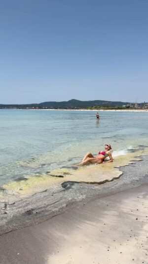 Hana Mašlíková Instagram - Jsem zaplavená dotazy na vilu @villaaiavecchia , kde teď s Andreaskem trávíme jednu z našich nejkrásnějších dovolených, takže tady zase pár informací pro vás.😉Je to blízko! Za hodinu a půl  letadlem z Prahy do Pisy a pak 35 minut autem z půjčovny do vily. 🚘Druhá parta jela autem, je to náročnější, ale zase vidíte spoustu krásných míst cestou. Levné letenky jsem kupovala u letecké společnosti Ryanair.✈️
Vila je na toskánském pobřeží.🌊Moře a pláže jsou 15 minut od vily. Stejně tak vinice a typická městečka (Bolgheri nebo třeba Casale Marittimo).
Postarají se o vás René a Gabi, kteří vám doporučí, domluví večeři, naplánují s vámi výlet, poradí co stojí za to vidět, kam jet na hezkou pláž atd.🙏🏼

Není to tady posh a předražené místo. Je to pro úplně normální lidi, kteří si chtějí užít typickou toskánskou vilu, ale ne v kopcích, ale u moře. Navíc se skvělým servisem a péčí Slováka a Češky, kteří se srdečně postarají o to, abyste se do Toskánska zamilovali.🩷
Ideální místo na letní dovolenou. Můžete přijet na libovolných 7 dní v létě nebo prodloužené víkendy před létem a na podzim.
Včera otevřeli nový kalendář rezervací na příští sezónu tak mrkněte😉
http://www.villaaiavecchia.cz
@villaaiavecchia @italy #holiday #holidays #holidaytips