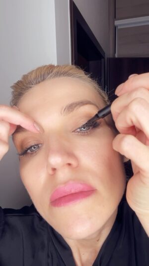 Hana Mašlíková Instagram - Stejnoměrné oční linky, je noční můra mnoha z nás. 😂