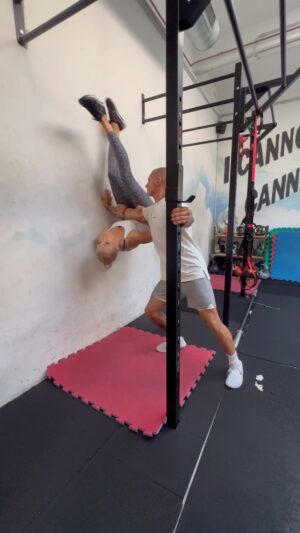 Hana Mašlíková Instagram - Už se vám stýskalo po našich výzvách s @svoboda_martin_spartangym , takže tady jedna do placu.😉💪🏼

#maslechallenge 
#challenge #couplechallenge #fitnesschallenge #gymchallenge