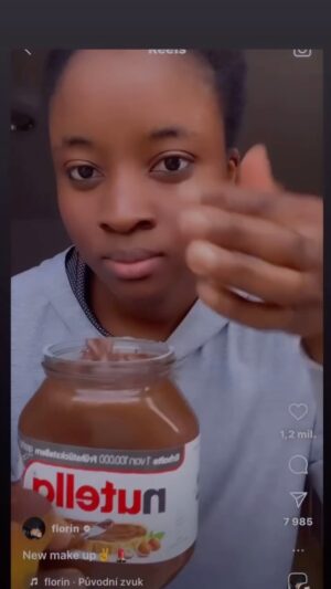 Hana Mašlíková Instagram - Když dva dělají totéž, není to totéž.😅
#funny #funnyvideos #funnyvideo #makeup #makeuptutorial