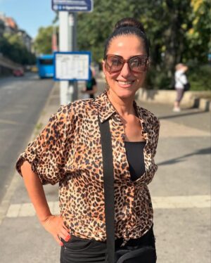 Hanan Motawie Instagram - كن مهذبا مع الذين تمر بهم وانت صاعد الي القمه،لانك ستلتقيهم وانت هابط منها 🌸🌸🙏🏻