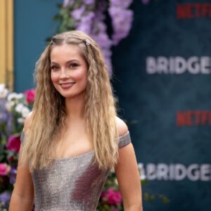 Hannah Dodd Instagram - Honestly takes about 20 people to get me to leave the house these days … beyond grateful to my team for getting me through the past few months.
@oliviabellmanagement @selectmodellondon @publiceyecomms & of course my @bridgertonnetflix family 💛🐝 x

…p.s Sparkly enough? 💎✨