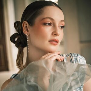 Hannah Dodd Instagram - @libertylondon x @bridgertonnetflix 💛🐝💎

Thank you @huishanzhang @sarahillmakeup @rosskwan @shondaland @uliweber @felicitykay @ivoryandonyx @selectmodellondon @publiceyecomms