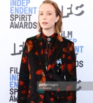 Hannah Einbinder Instagram - a year of looks that served the primary purpose of confusing daughters globally. To the artists, brava.

@kevinmichaelericson 
@mollygreenwald 
@brianfisherhair 
@florido 
@fionastiles
@hairbyjohnd