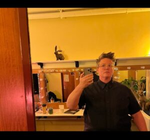 Hannah Gadsby Instagram - Oh hello SYDNEY…here’s a little insider trading g’day for you…we’ve just released some very excellent seats to the shows at the @sydneyoperahouse next week…turns out we didn’t need them for production business after all so they are up for grabs….so…you should grabs them…if you want…and look…you probably do want to grab them. I hope you like my casual self portrait.

🎟: Ticket link in bio