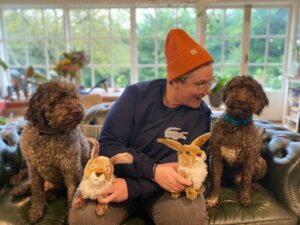 Hannah Gadsby Instagram - Guess what, New Zealand...I’m heading back to your very fine country…what a delight. I’ll be performing in Auckland and Wellington over the next week...so...head to hannahgadsby.com.au for all the details and to get amongst it…if you want...Pavlova is totally your thing. 🍾