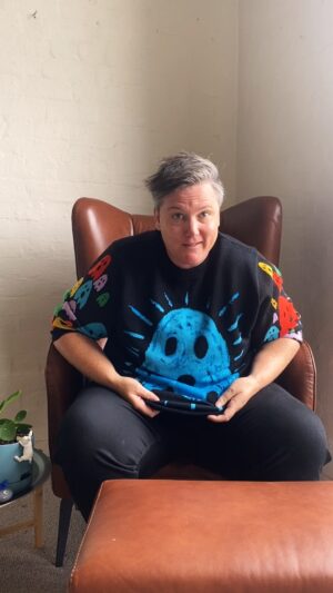 Hannah Gadsby Instagram - Answering all you jumper queries. Gender Agenda is out today! Tune in now… On @Netflix!

🧶 @nellartist @wah_wah_australia