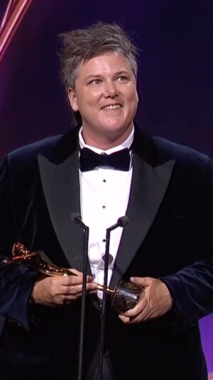 Hannah Gadsby Instagram - Hannah Gadsby accepting the AACTA Award for Best Stand-Up Special 🤣

#AACTAs #AACTAAwards