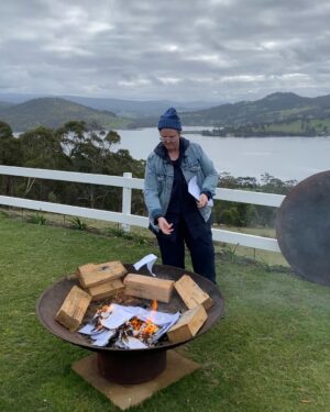 Hannah Gadsby Instagram - MELBOURNE…a year ago I was burning my own unfinished book in Tasmania...but now I am home, and tonight I am heading to Hamer Hall! Woah what a year. Anyway…there will be signed books and neat bits and bobs in the foyer if you're keen...hope to see y'all either way on the #BodyofWork tour

🎟: Link in bio
