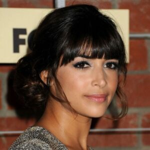 Hannah Simone Instagram - As I try and fumble my way through doing my own hair and makeup for my podcast @themessaroundpod I have to SCREAM FROM THE ROOFTOPS all the phenomenal makeup and hair artists that have transformed me from my natural mowgli vibe to someone who could be believed to play a model on tv… thank you for teaching me your tips and tricks through your all the shows, shoots, carpets and random pick me up days plz text me and tell me how to contour because for the life of me I can’t figure it out  xo * also full disclosure I am full nick miller in real life so thank you to the incredible people in styling and costumes who put me in great clothes to help me look less like the full couch potato I am 😂❤️